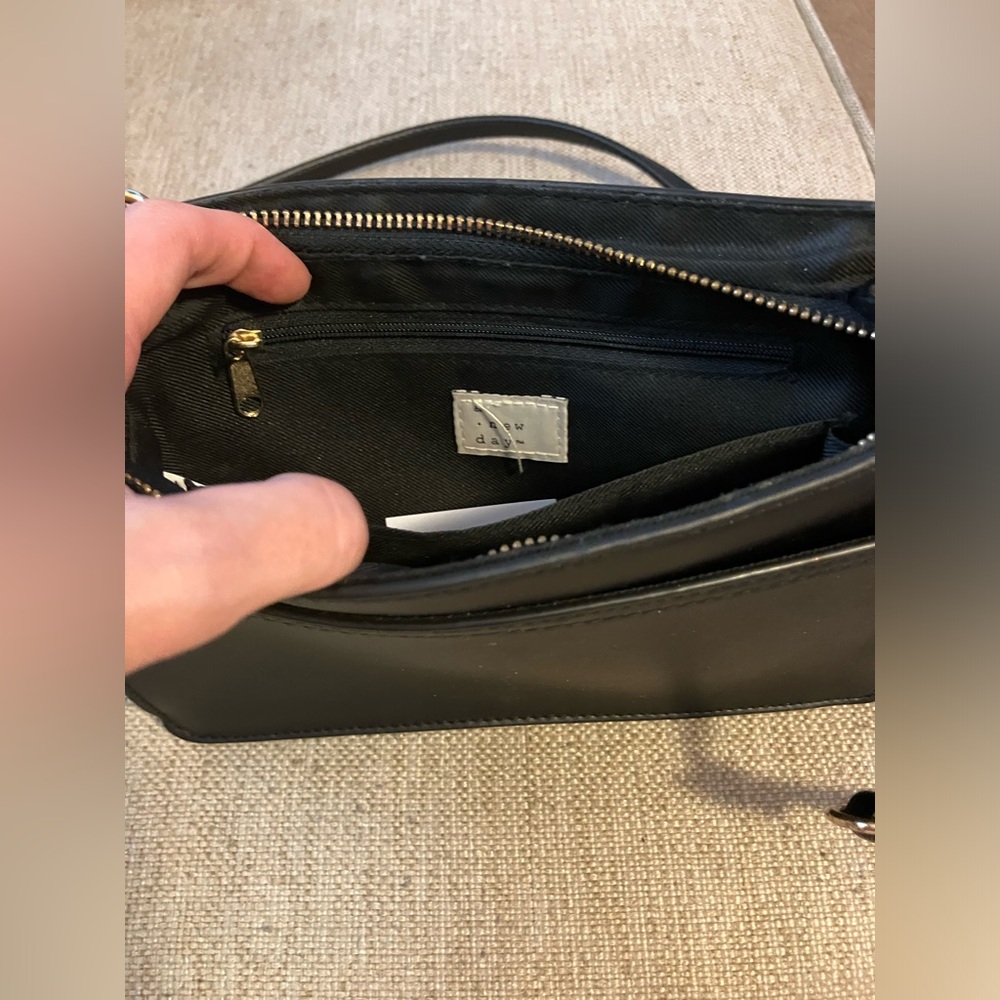 Black leather crossbody bag with gold chain accent - Picture 4 of 4